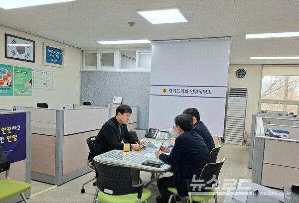 유영일 의원(왼쪽)이 GH관계자로부터 'GH Bridge 2030' 행동계획 추진현황을 보고 받고 있다/사진=경기도의회&nbsp;