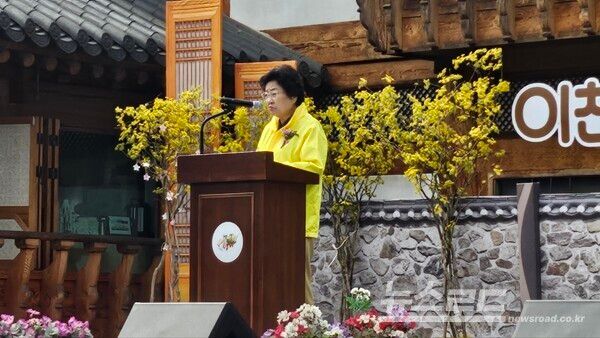 김경희 이천시장이 '제27회 이천백사산수유꽃축제'에서 축사를 하고 있다./사진=뉴스로드 김영식 기자&nbsp;