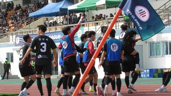 사진: 진천 HR FC 선수들과 팬들이 지난 14일 생거진천종합운동장에서 열린 홈 개막전에서 두 번째 골을 터뜨린 송홍민을 향해 함께 환호하며 기쁨을 나누고 있다. / 제공:HR레포츠㈜ 미디어팀