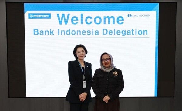 지난 6일 광화문 본사에서 진행된 한-인니 QR결제 서비스 오픈 기념 미팅에서 이종희 OP혁신본부장(왼쪽)과 피트리아 이르미 트리스와티 인도네시아 중앙은행 지급결제국장이 기념사진을 촬영하고 있는 모습/사진=우리카드 제공