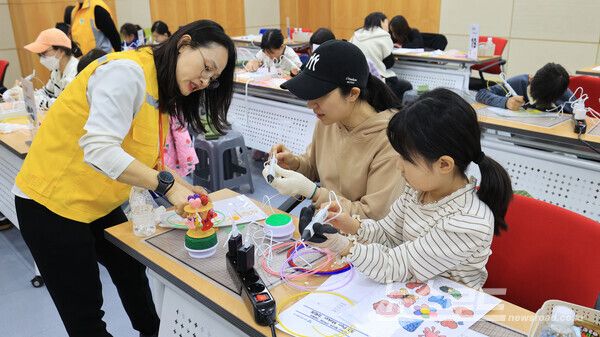과천시가 '과학의 날'을 기념해 연 행사에서 3D펜 체험을 하는 시민들 모습./사진=과천시&nbsp;
