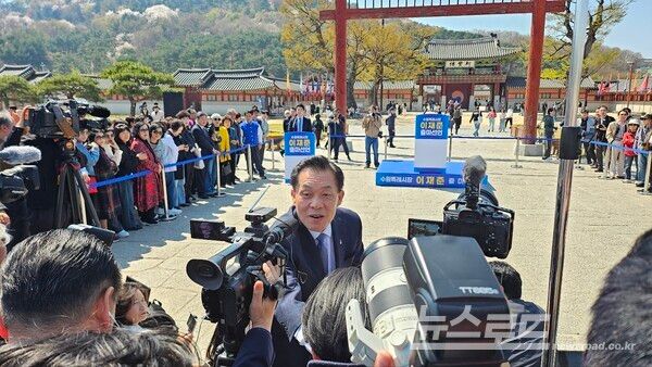 이재준 시장이 출마선언 전 기자들과 인사를 나누고 있다./사진=뉴스로드 김영식 기자