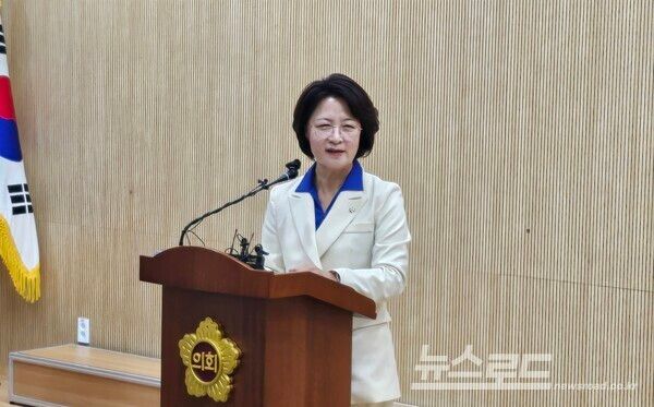 추미애 후보가 기자의 질문을 듣고 있다./사진=뉴스로드 김영식 기자