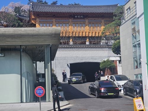 8일 오전 서울 종로구 선혜원에서 열린 SK그룹 창립 73주년 '메모리얼 데이'에 SK 주요 경영진을 태운 차량이 잇따라 들어서고 있다./연합뉴스