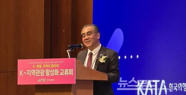 이정실 부산관광공사 사장이 '2026 집중 협력 지역'으로 선정된 글로벌 해양관광도시 '부산'을 주제로 발표하고 있다. [사진=서진수기자]