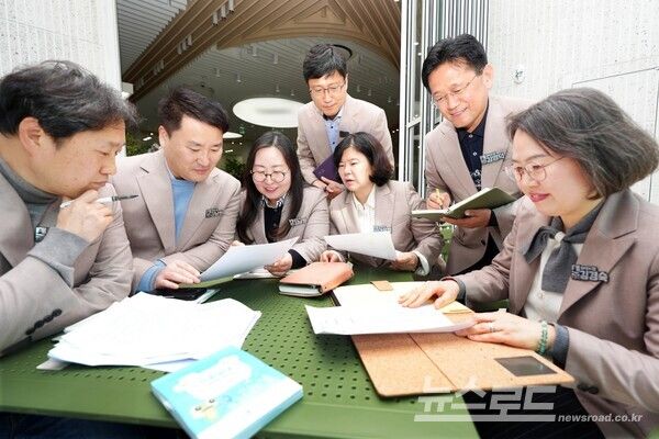 새빛민원실 베테랑공무원들이 민원을 해결하기 위해 회의를 하고 있다./사진=수원시&nbsp;