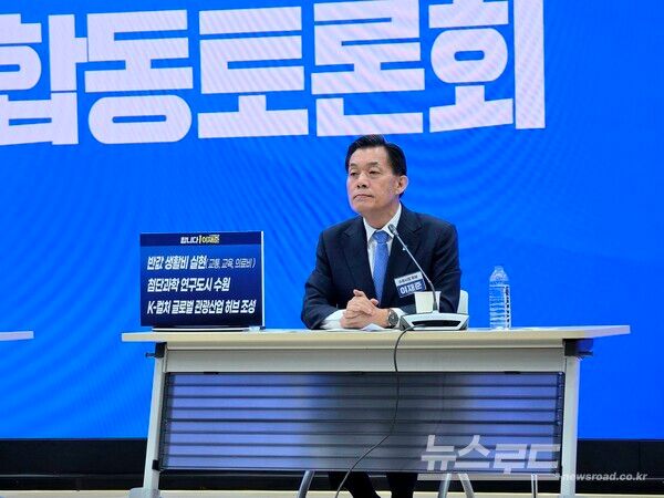 이재준 시장이 경선 토론회에서&nbsp;'검증된 실력'과 '수원 대전환 완성'을 내걸고 정책 추진 능력을 피력하고 있다./사진=이재준 시장 페이스북&nbsp;