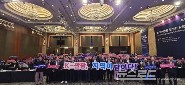 행사 참가자들이 단체 퍼포먼스를 하고 있다. [사진=서진수기자]