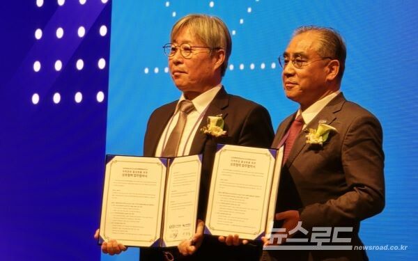 이진석 KATA회장과 이정실 부산관광공사 사장이 MOU를 체결한 후 기념 촬영을 하고 있다. [사진=서진수기자]