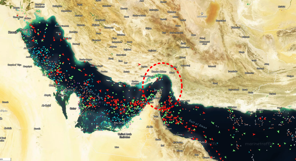 10일 현재 선박 통행이 막힌 호르무즈 해협(붉은 점선) [사진=마린트래픽/뉴스로드]