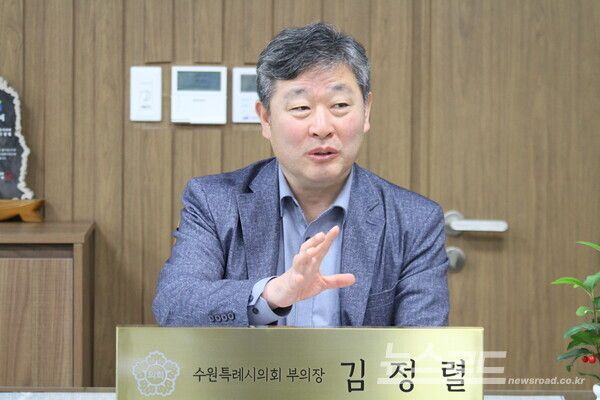 김정렬 부의장이 인터뷰 질의에 답을 하고 있다./사진=뉴스로드 김영식 기자
