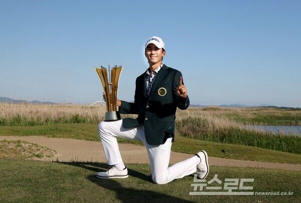 오승택이 우승트로피를 무릎에 올리고 기념촬영을 하고 있다./사진=KPGA