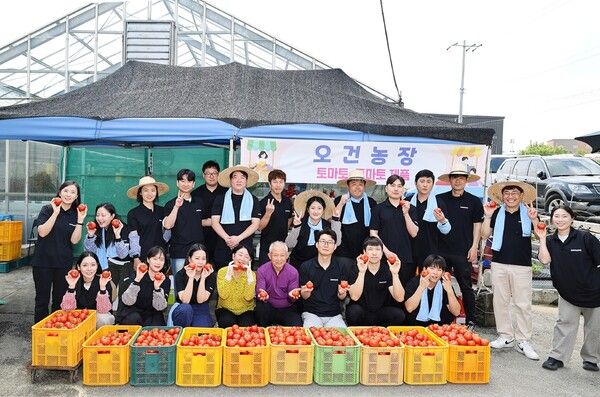 시몬스, 농번기에 지역 농가 일손 돕기…지역 사회와 상생 협력 강화/사진제공=시몬스