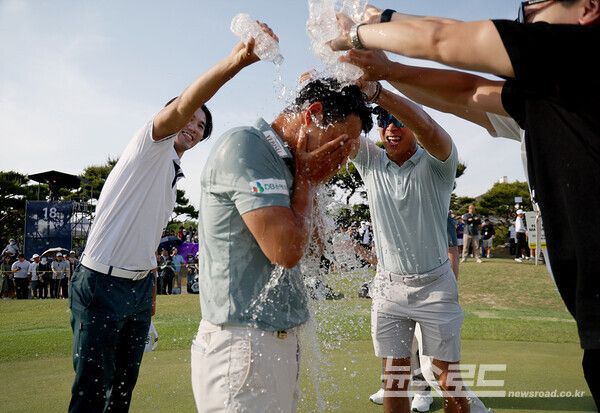 문도엽이 우승축하 물세레를 받고 있다./사진=KPGA