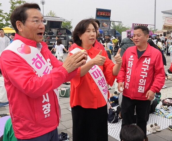 국민의힘 유정복 인천시장 예비후보가 용현시장 등에서 지지를 호소했다. [사진=유정복 예비후보 캠프 제공]