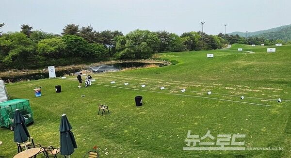 충북 음성 레인보우힐스CC 내 9번홀(파4)에 특별 설치된 선수들을위한 드라이빙레인지. 27홀 코스중 동남코스에서 대회가 열리기때문에 가능했다. DB그룹은 한국여자프로골프투어 발전을 위해 변화와 혁신을 가져가고 있다. 사진 이민희 기자&nbsp;