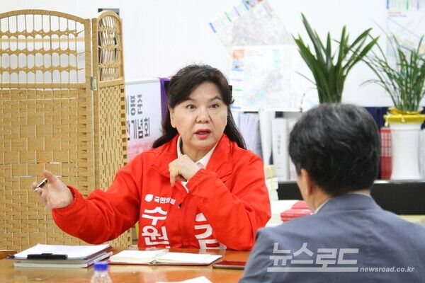 수원시의회에 8년간 공백을 깨고 도전하는 김은수 예비후보가 인터뷰에 답하고 있다./사진=뉴스로드 김영식 기자