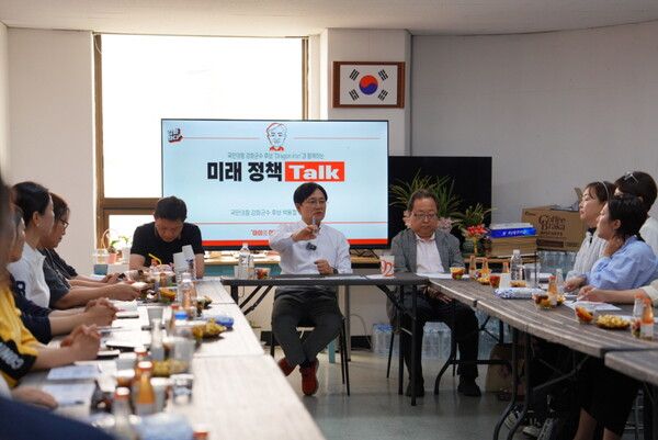 박용철 강화군수 후보가 교육·육아·청년 정책 방향을 논의하기 위한 릴레이 정책간담회를 주제하고 있다. [사진=박용철 후보 캠프 제공]