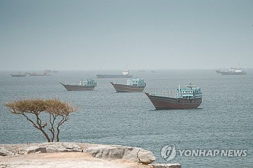호르무즈 해협 해상에 떠있는 선박들을 오만에서 바라본 모습/연합뉴스