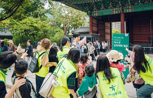 하나금융그룹은 5월 가정의 달을 맞이해 지난 23일 인천 지역아동센터 어린이 40여명을 초청해 임직원과 함께하는 문화체험 봉사활동을 실시했다. 이날 문화체험 행사에 참여한 인천 지역아동센터 어린이들이 역사해설가의 설명을 들으며 문화재를 관람하고 있다./사진제공=하나금융