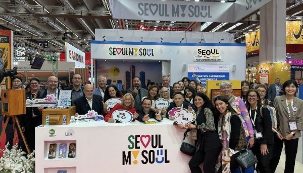업무협약 후, INCON 회원사와 함께 단체 사진을 촬영하고 있다. [사진=서울관광재단]