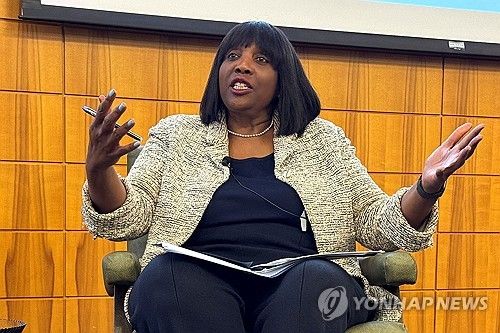 27일(현지시간) 미국 캘리포니아주 스탠퍼드대에서 연설하는 리사 쿡 연방준비제도(Fed·연준) 이사/연합뉴스