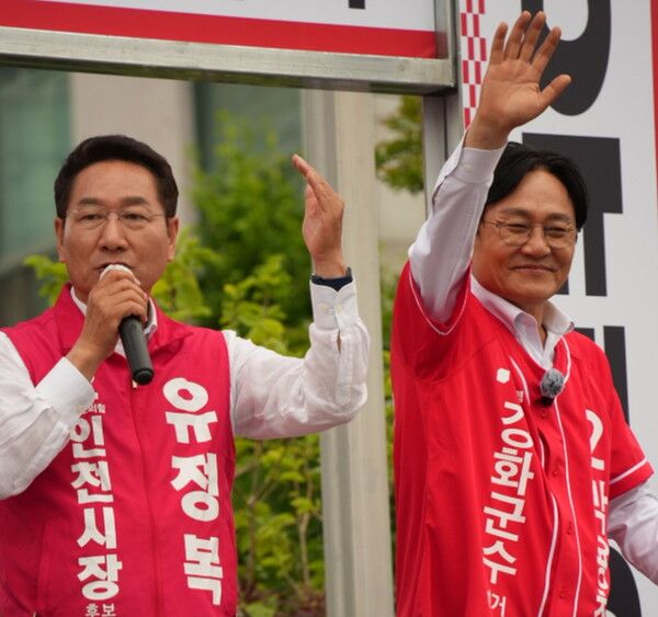 박용철 후보(오른쪽)가 풍물시장과 수협사거리, 알미골사거리 일원에서 대규모 총력 유세를 펼치고 있다. [사진=박용철 후보 캠프 제공]