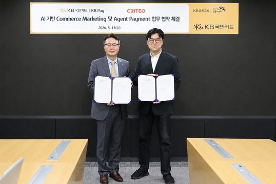 KB국민카드는 서울 종로구 KB국민카드 본사에서 크리테오와 ‘Agent Payment 및 커머스 인텔리전스 공동사업’을 위한 업무협약(MOU)을 체결했다.(왼쪽부터) 이호준 KB국민카드 디지털사업그룹 전무, 김도윤 크리테오코리아 대표/사진=KB국민카드 제공