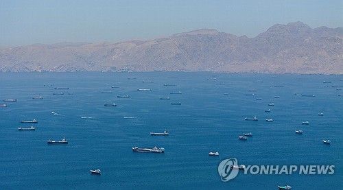 오만 무산담에서 바라본 호르무즈 해협의 선박들 [사진=연합뉴스]
