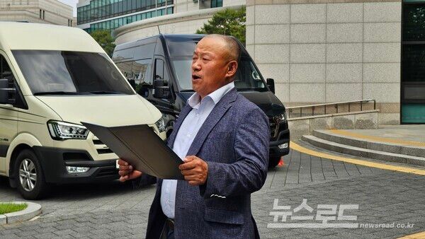 수원전투비행장 화성이전반대 범시민대책위원회 이상환 위원장이 성명을 발표하고 있다./사진=뉴스로드 김영식 기자&nbsp;