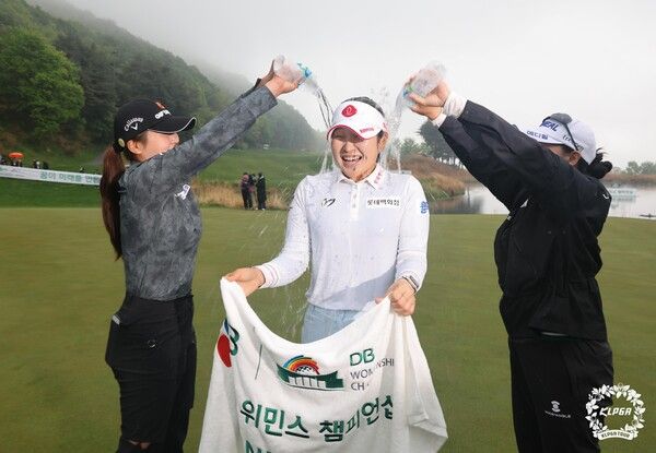 유현조 제1회 DB 위민스 챔피언십 FR 우승 축하 물세례 (사진제공 KLPGA)