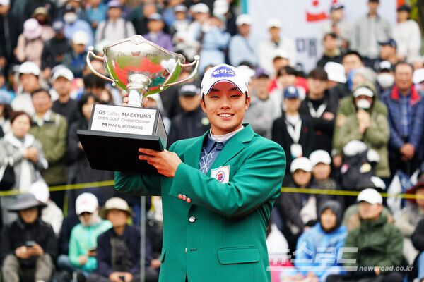 송민혁이 우승 후 순회배를 들고 기념촬영을 하고 있다./사진=대회조직위