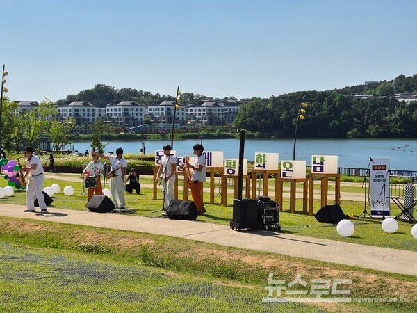 '동탄에 평화온담' 행사장 무대에서 연주자들이 동탄호수공원을 배경으로 세대별로 함께 즐길 수 있는 평화공감 공연을 펼치고 있다./사진=화성시