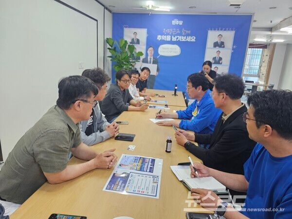 정명근 화성시장 후보가 광역비즈니스콤플렉스(광비콤) 내 주택건설을 반대하는 인근 주민들과 정책간담회를 열고 있다./사진=정명근 후보 캠프