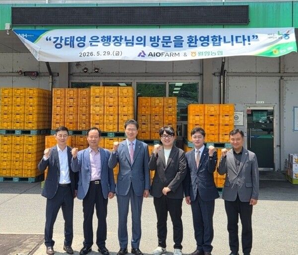 강태영 NH농협은행장이 지난 29일 경북 성주군 소재 월항농협 산지유통센터(APC)를 방문해 농협은행 농식품 펀드 투자기업인 ㈜에이오팜의 AI 농산물 선별 시스템 운영 현황을 점검하고, 지원체계를 확인하기 위한 현장경영을 실시했다. (왼쪽부터) NH농협은행 농식품성장투자단 배종찬 단장, 월항농협 김정득 상임이사, 강태영 농협은행장, 곽호재 에이오팜대표, NH농협은행 김진욱 경북본부장, 여상대 성주군지부장이 현장 방문에 앞서 기념사진 촬영을 하고 있다/사진=NH농협은행 제공