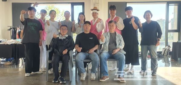 공연이 끝난 후 연기자 대기실에서 단원들과 관계자들이 기념 촬영을 하고 있다. [사진=서진수기자]
