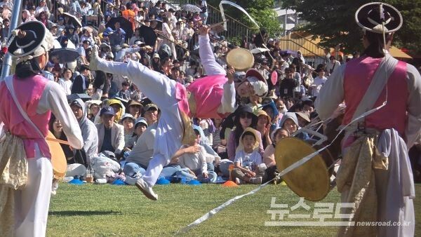 소고 류병훈군이 노들섬 잔디마당을 날아다니고 있다. [사진=서진수기자]