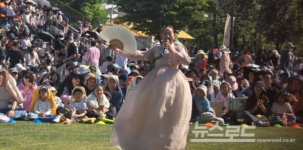 소리꾼 서미지양이 신명을 돋우고 있다. [사진=서진수기자]