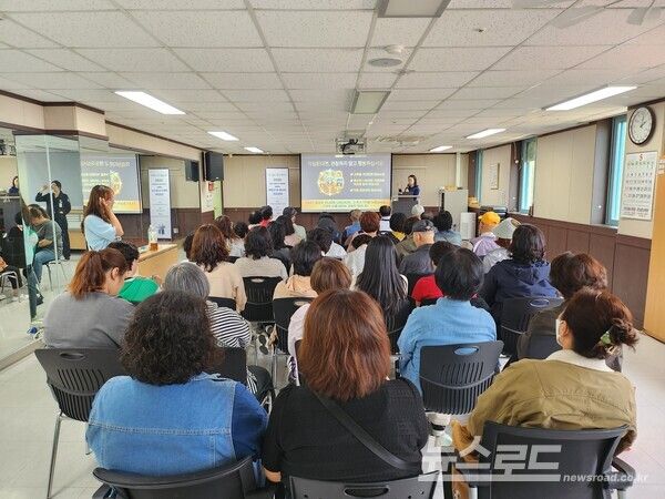 이천병원이 지역주민 대상으로 뇌졸증 예방 보건교육을 진행하는 모습/사진=경기도의료원 이천병원&nbsp;