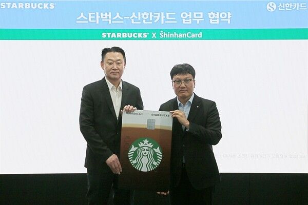 신한카드(사장 박창훈)는 7일 서울 중구 신한카드 본사에서 스타벅스 코리아와 업무협약을 체결했다고 8일 밝혔다. 업무협약식에 참석한 박창훈 신한카드 사장(사진 오른쪽)과 손정현 스타벅스 코리아 대표이사가 기념사진을 촬영하고 있다/사진=신한카드 제공