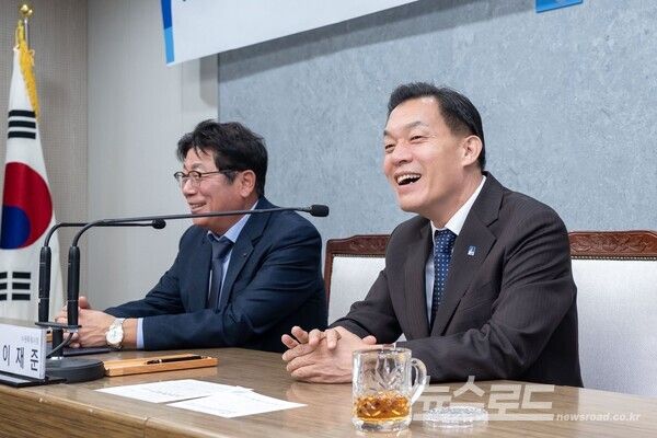 이재준 시장(오른쪽)이&nbsp;에너지 기술 기업 ㈜에이아이코리아아 협약을 맺고 함께 웃고 있다./사진=이재준 시장 페이스북