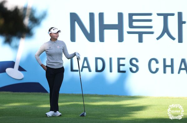 문정민 NH투자증권 LADIES CHAMPIONSHIP 1R 1번홀 코스 공략 고심 (사진제공 KLPGA)