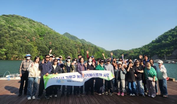 체험마을 프로그램 참가자들이 웨이크베이 수상보트 선착장에서 기념 촬영을 하고 있다. [사진=가평체험나라]