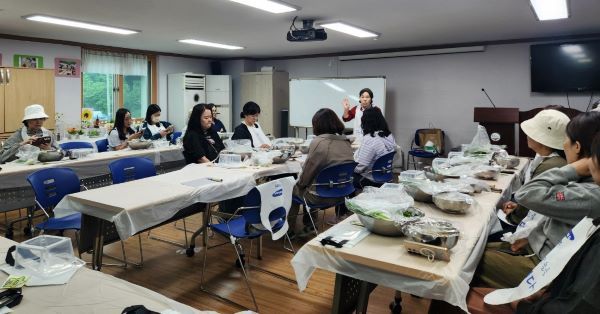 별바라기 체험마을에서 열무김치 강좌를 듣고 있는 참가자들 [사진=가평체험나라]