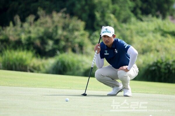 박은신이 10번홀 그린에서 퍼팅 라인을 살피고 있다./사진=KPGA