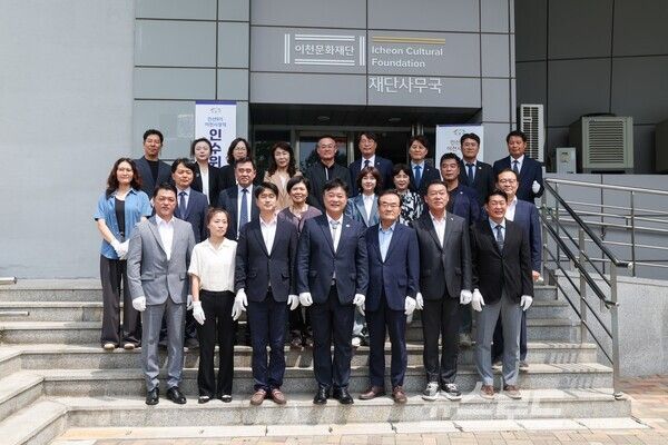 성수석 이천시장직 인수위원회가 공식 출범하면서 기념촬영을 하고 있다./사진=이천시