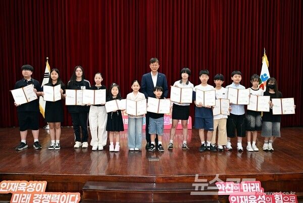 이민근 시장(가운데)이 ‘안산인재육성재단 2026년도 1차 장학증서 수여식’에서 장학증서를 받은 학생들과 기념촬영을 하고 있다./사진=이민근 시장 페이스북