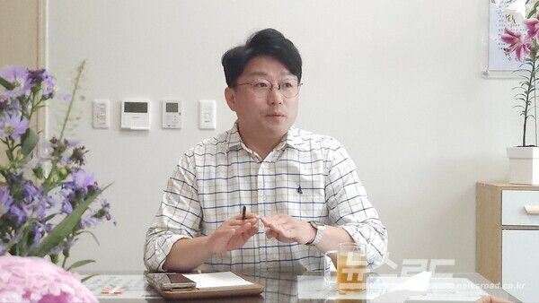 이희승 의원이 제13대 전반기 의장 출마 의사를 밝히면서 인터뷰에 답을 하고 있다./사진=뉴스로드 김영식 기자