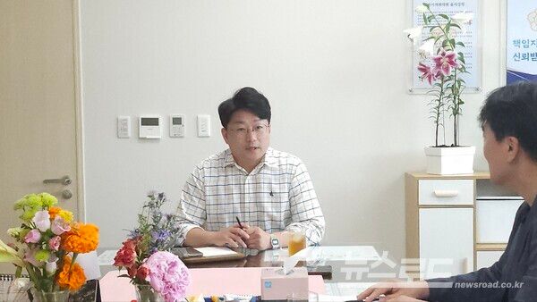 이희승 의원이 제13대 전반기 의장 출마 의사를 밝히면서 인터뷰에 답을 하고 있다./사진=뉴스로드 김영식 기자