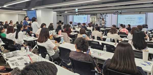 KMI 한국의학연구소 홍현아 본부장이 13일 진행된 역량강화 교육에서 수강생과 질의 응답을 하고 있다. [사진=서울관광재단]